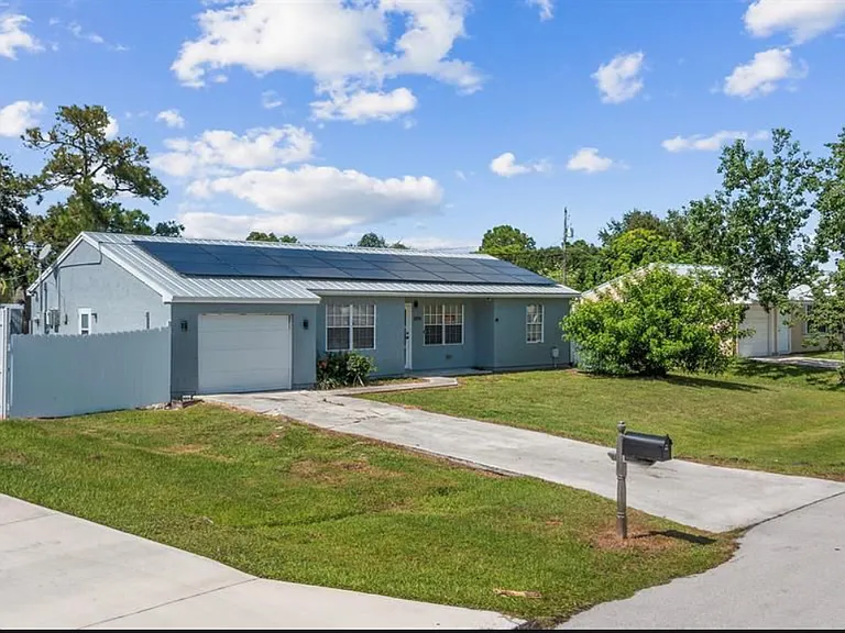 2216 SE Newcastle Ter — Photo 16