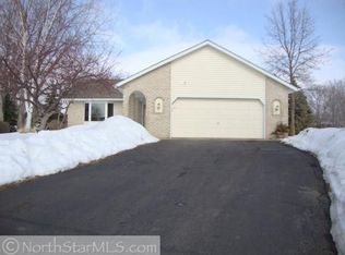 113 Mitchells Ct, Mahtomedi, MN 55115