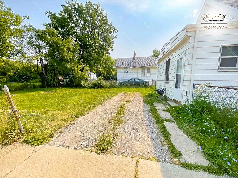 1940 Becker St — Photo 16