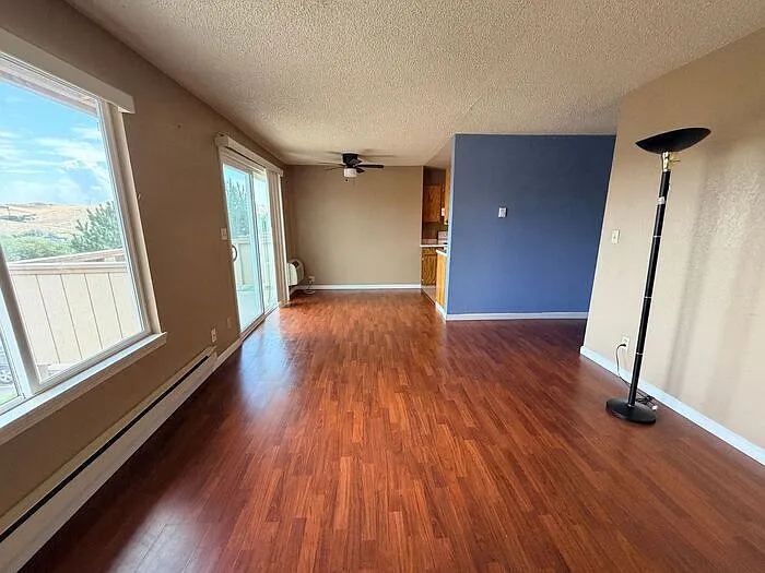 2 bed, 1.0 bath, 963 sqft, $1,549 — Photo 3