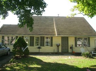 71 Jewel Ln, Levittown, PA 19055