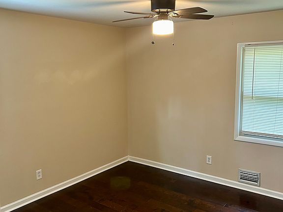 5th image of 2766 Carolyn Dr SE