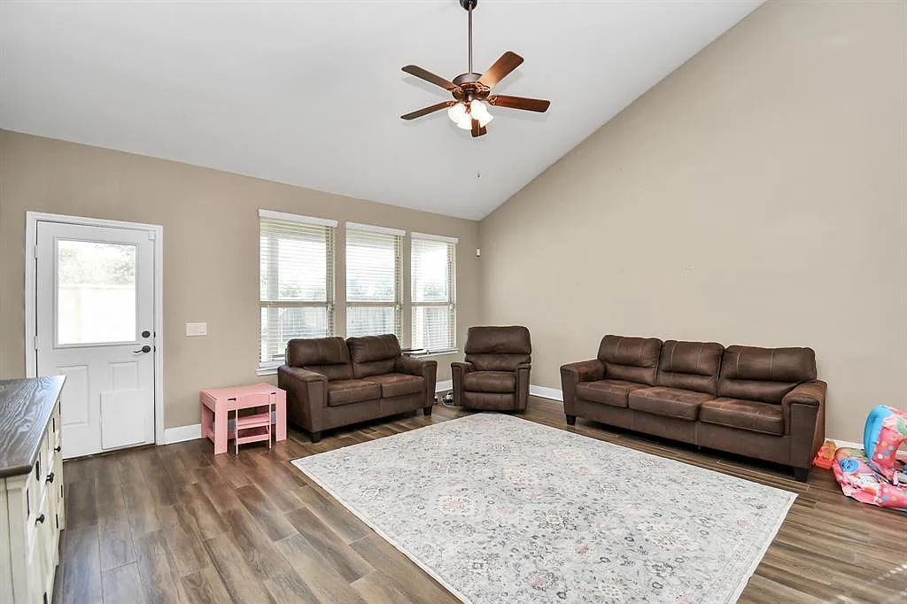 4 bed, 2.5 bath, 2546 sqft, $2,800 — Photo 4