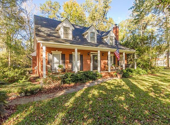 3rd image of 671 Chimney Hill Cir N