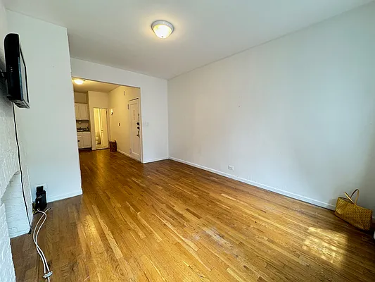 Rented by KNOCKKNOCK LLC | media 10