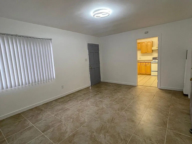 217 E Taylor St — Photo 3
