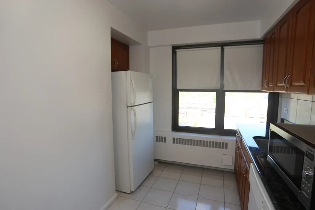 Fabulous 2 Bed, 1 Bath at Sheridan + Glenlake (Edgewater) — Photo 4