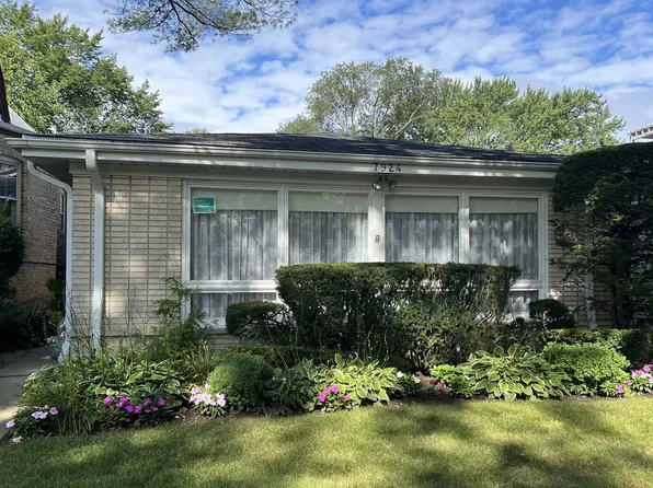 7924 Tripp Ave, Skokie, IL 60076