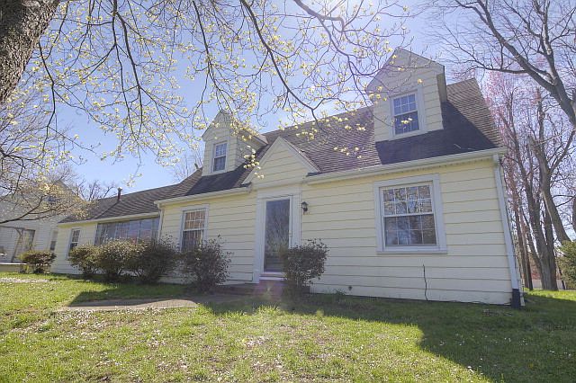 1st image of 906 W Parrish Ave