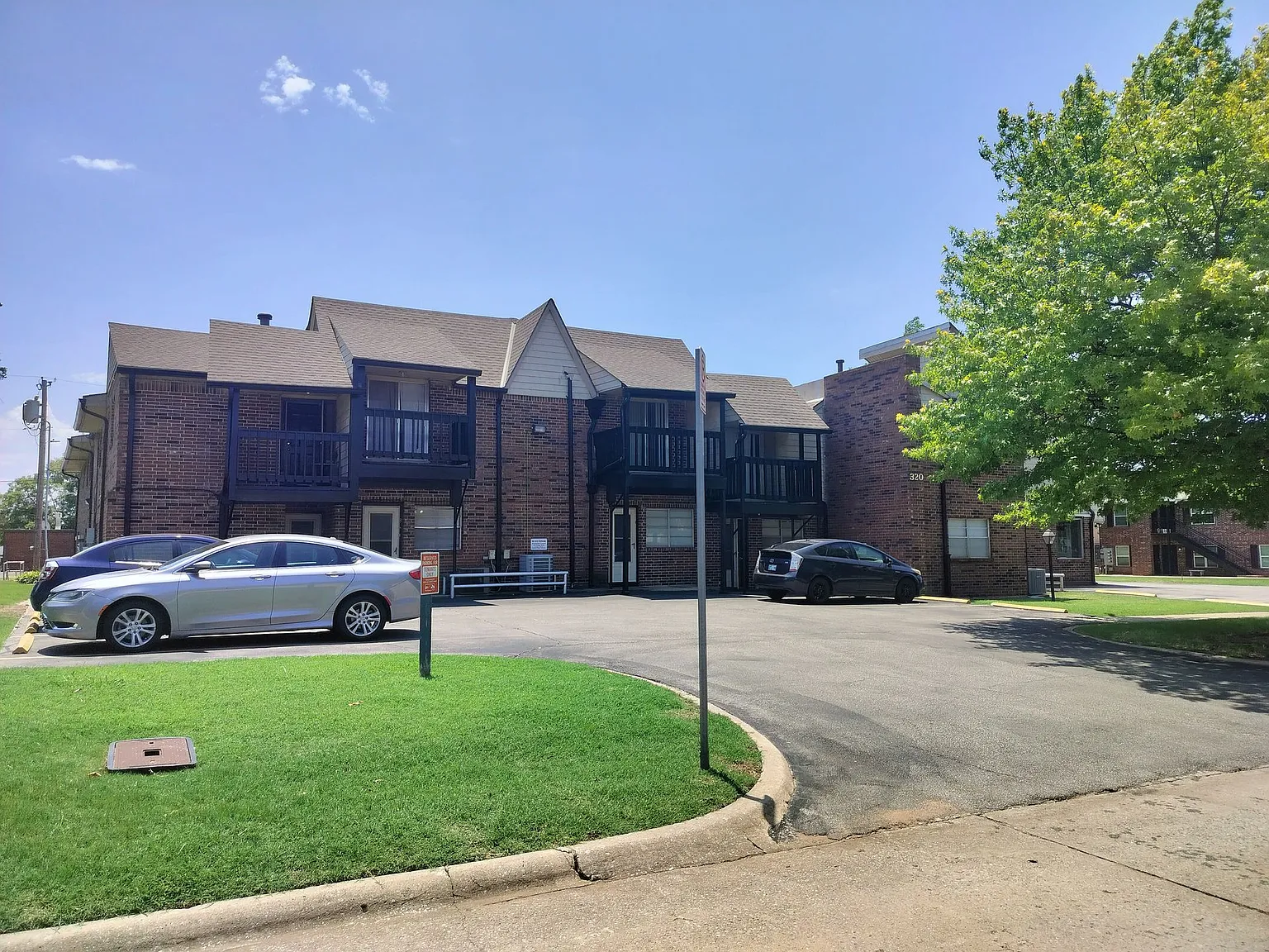 2 bedroom, 1.5 bathroom townhouse apartment in Edmond, OK with ALL bills paid*, balcony, and cent... — Photo 2