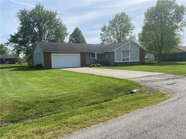 4 Kennedy Dr, Newton, IL 62448