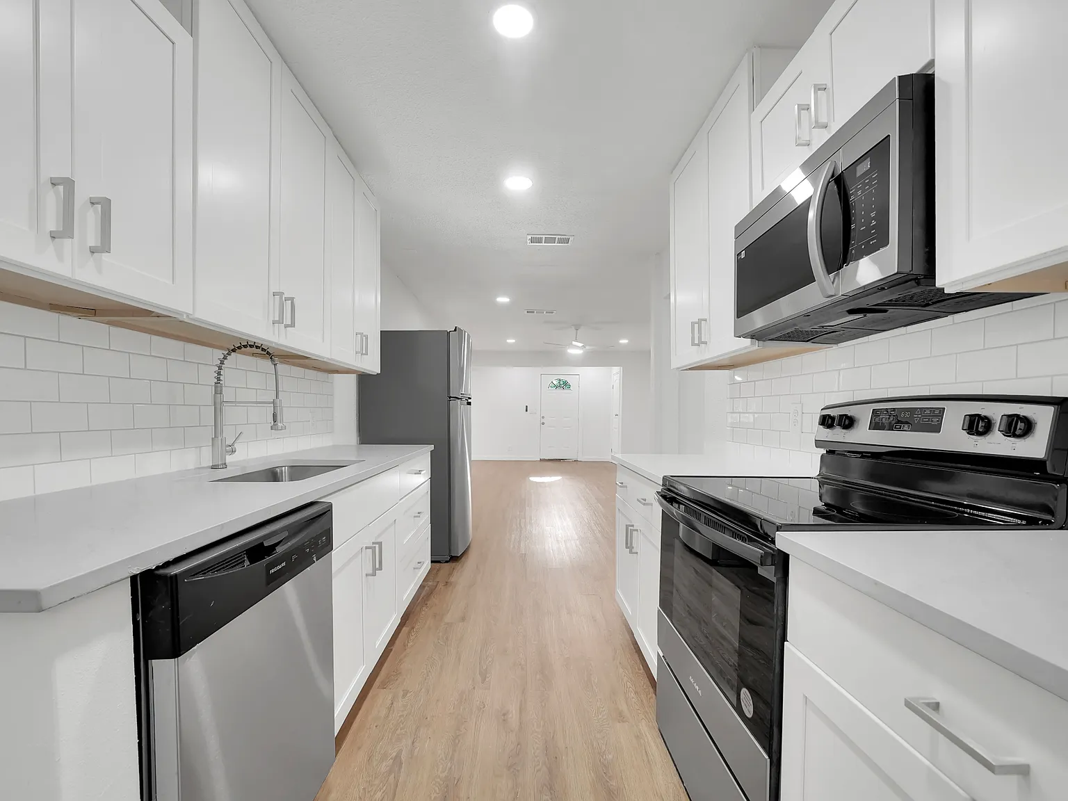 4 bed, 1476 sqft, $1,999 — Photo 3