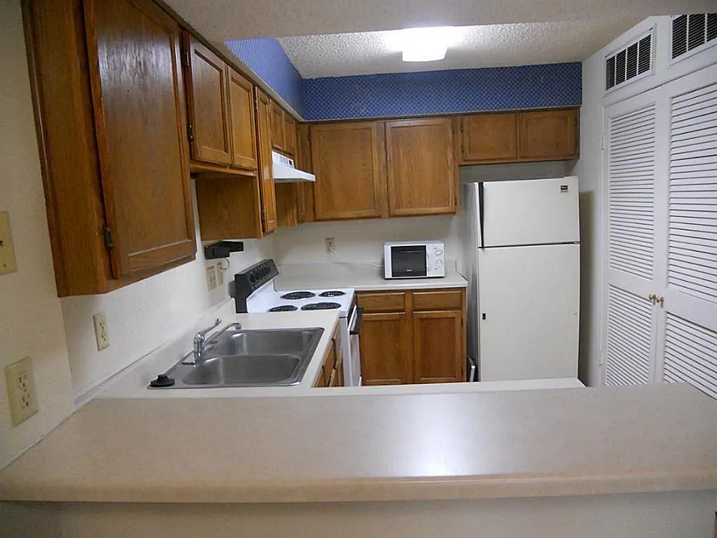 2 bed, 2.0 bath, 946 sqft, $1,300 — Photo 3
