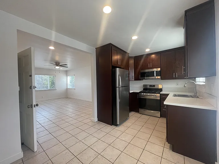 945 Thomas Ave — Photo 7