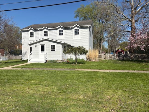 300 N May St, Hinckley, IL 60520
