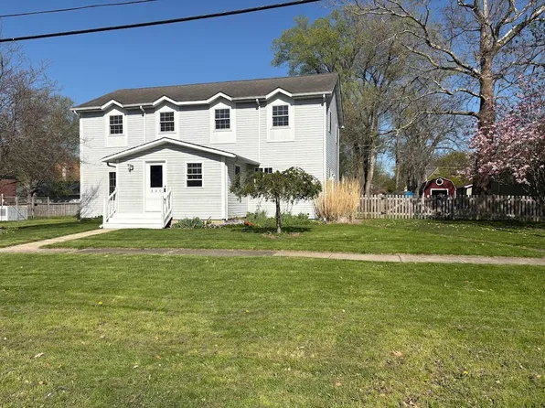 300 N May St, Hinckley, IL 60520