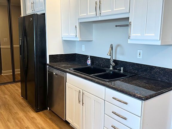 5th image of 400 Melrose Ave E APT 104