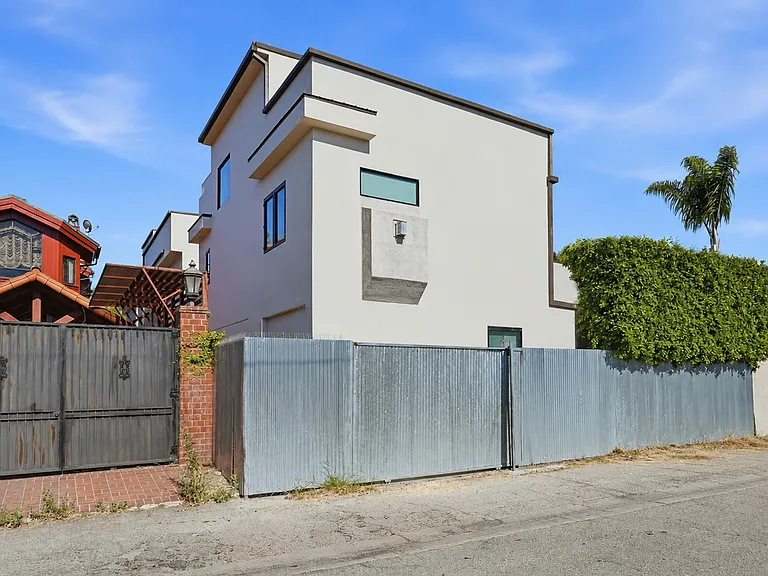 425 N Alfred St — Photo 37