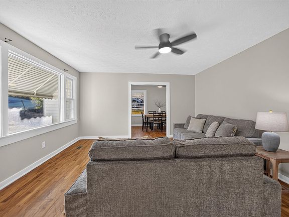 4th image of 209 Spring St