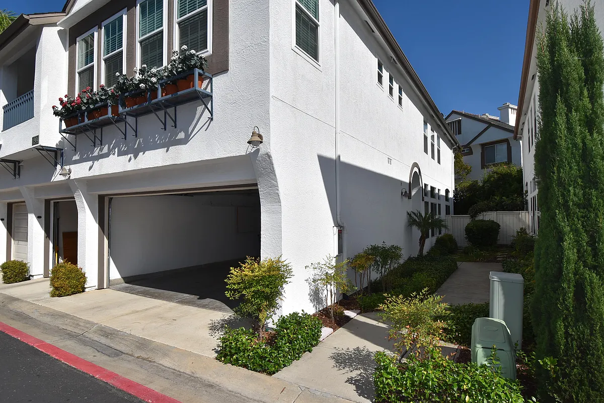 Building Photo - 11904 Cypress Canyon Rd #3-1