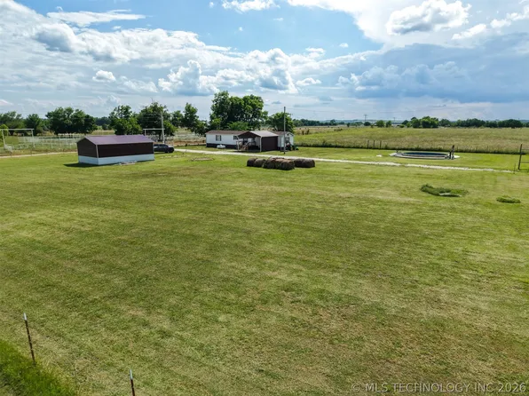 9264 Cherry Rd, Henryetta, OK 74437
