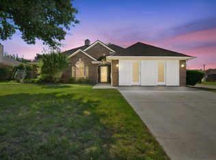 1121 SW Hillside Dr, Burleson, TX 76028