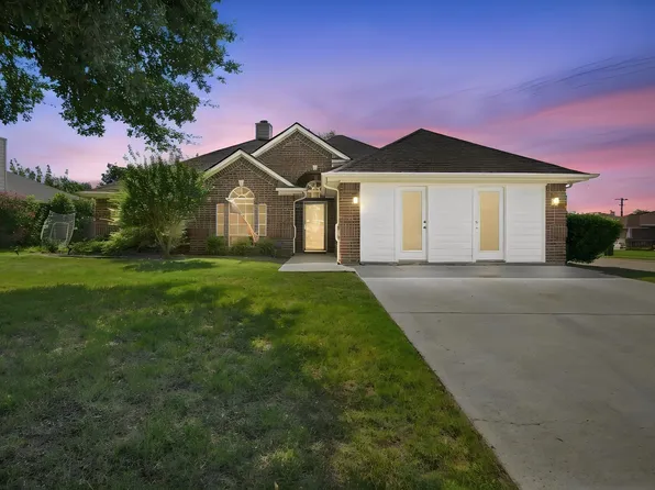 1121 SW Hillside Dr, Burleson, TX 76028