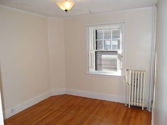 Bedroom w/ hardwood