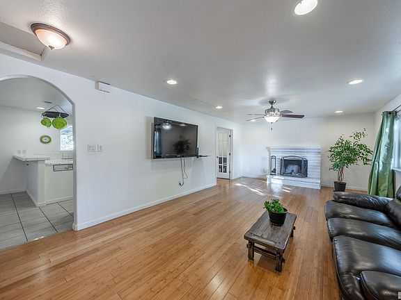 2nd image of 2201 Denevi Dr