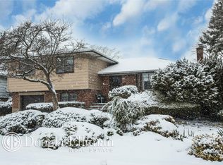 2 Argyle Rd, Plainview, NY 11803