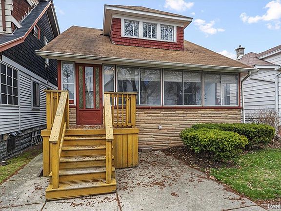 2nd image of 133 Oak St