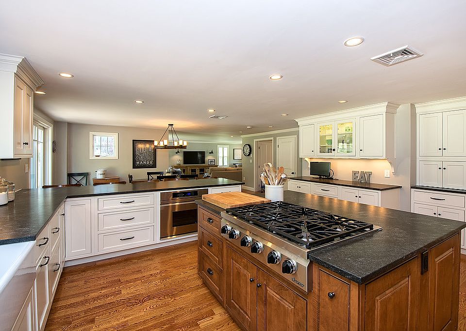 2nd image of 27 Ridge Hill Rd