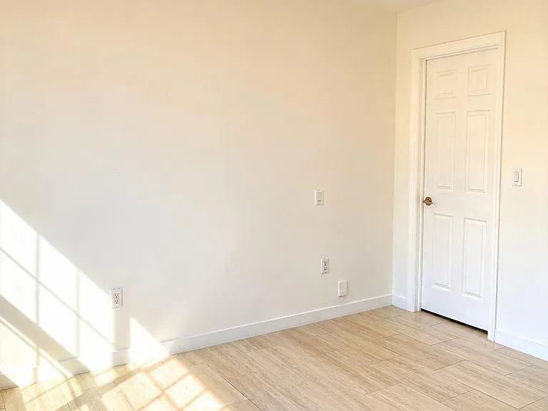 607 SW 10th St #GUEST HOME IN THE B — Photo 3