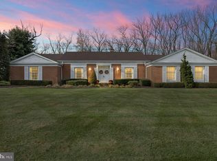 2 Hill Rd, Burlington, NJ 08016