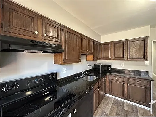 409 Berkshire Ct — Photo 12