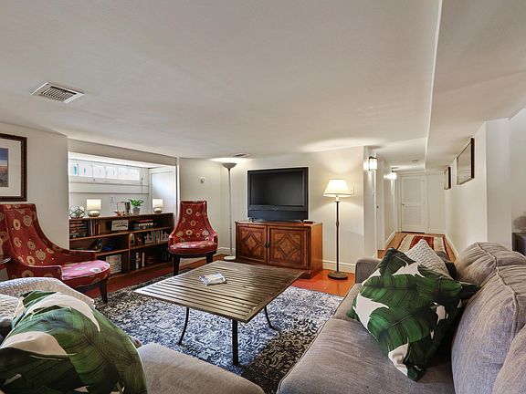 2nd image of 2040 Peniston St #B