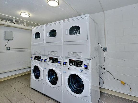 4th image of 910 Clinton St APT 301