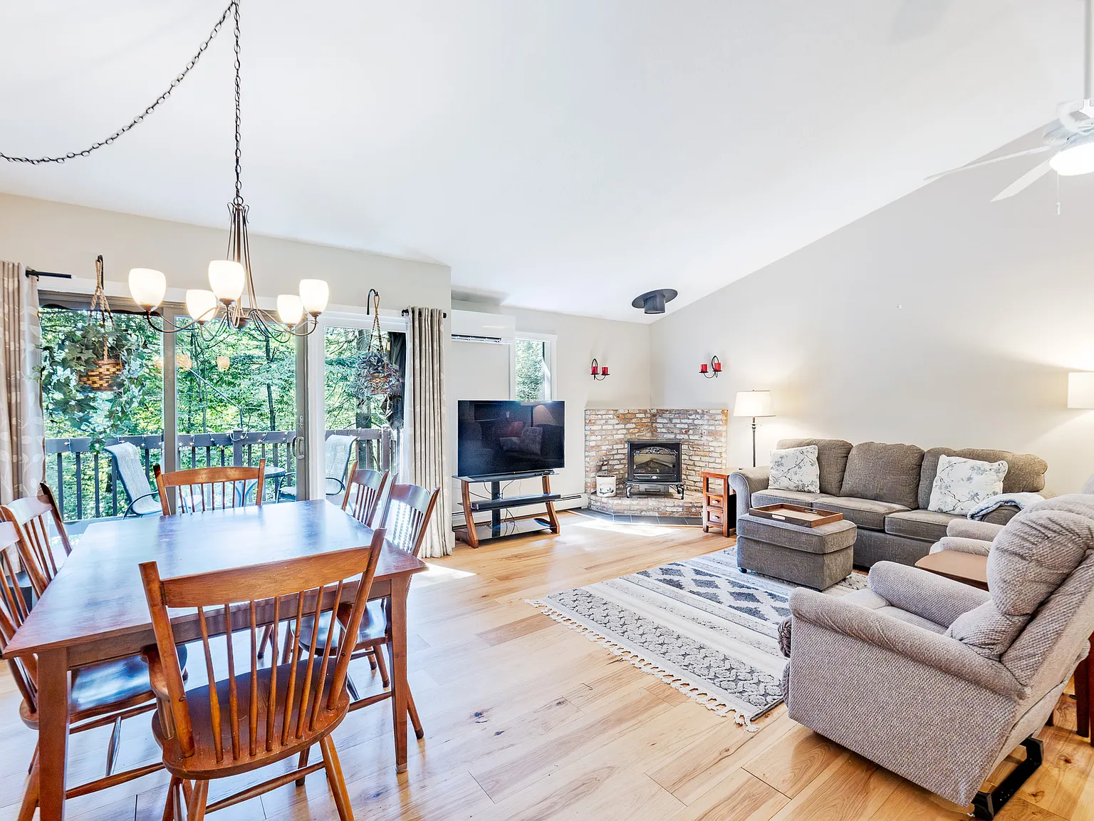 2 bed, 1.5 bath, 1063 sqft, $2,400 — Photo 2