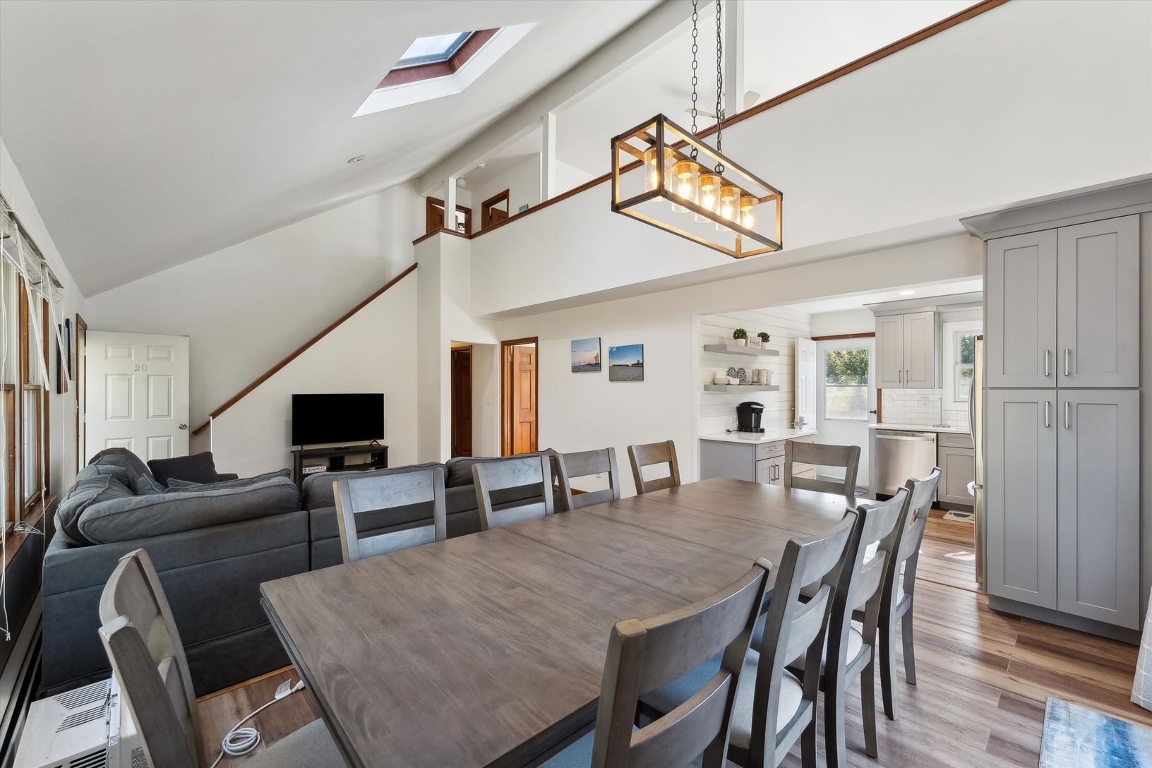  Open Living Room/Dining Room With High Ceilings