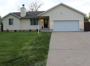 1021 Country Ln, Peoria, IL 61607