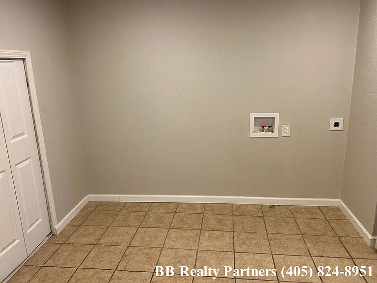 10 S Yorktown Ave — Photo 28