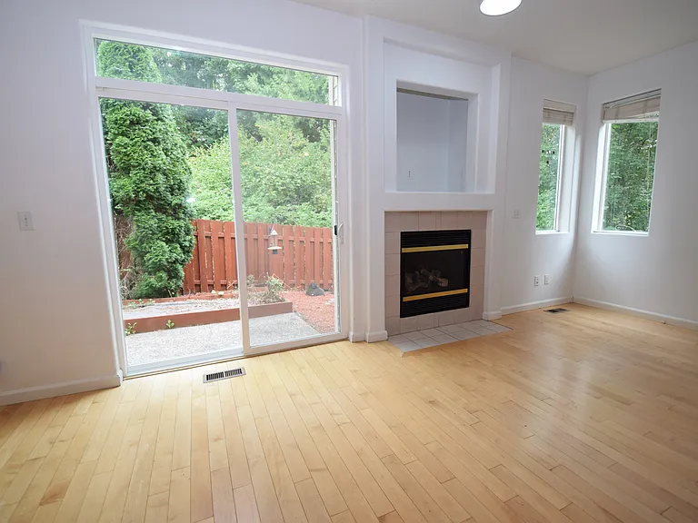 432 NE 57th Ave — Photo 3