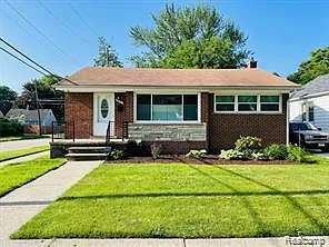 1040 E Maxlow Ave photo 1