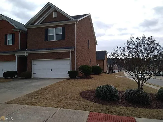 231 Greenview Ln — Photo 2