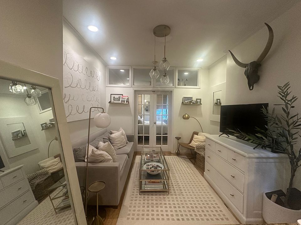 1st image of 225 W 10th St APT 1C