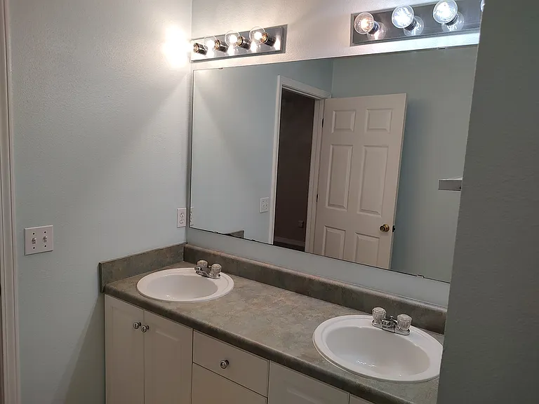 1050 Antigua Cir — Photo 4