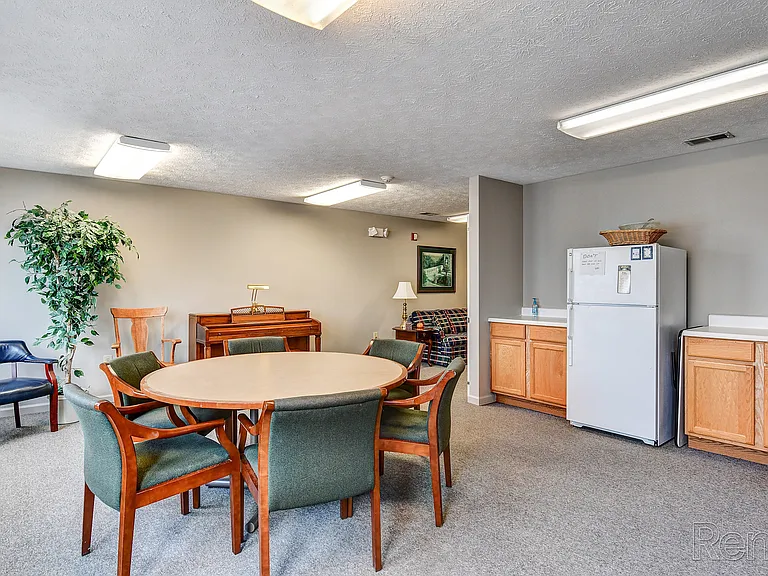 Hickory Knoll Apartments — Photo 28