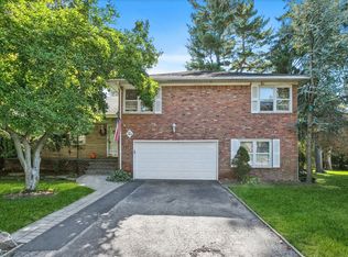 2 Coleman Dr, Williston Park, NY 11596