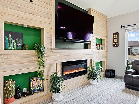 4th image of 818 Lenora Ave