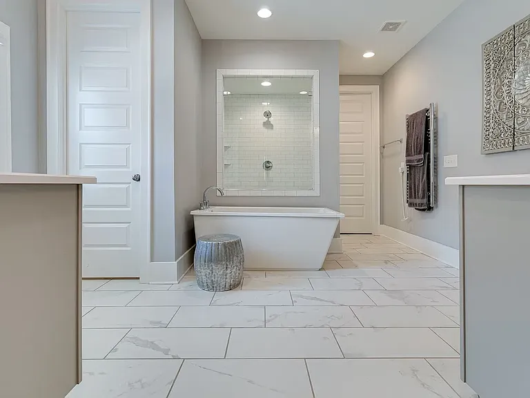 Master Bathroom (First Floor)